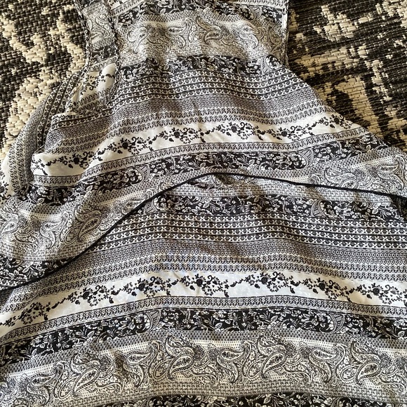 brand: NO BOUNDARIES | size: MEDIUM | color: BLACK AND WHITE - Picture 3 of 3